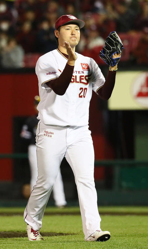 楽天対ソフトバンク　3回表ソフトバンク2死、今宮を3者連続三振に仕留めグラブをたたく安楽（撮影・足立雅史）
