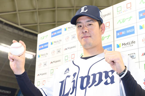 今季初勝利を挙げ笑顔を見せる西武多和田（撮影・たえ見朱実）