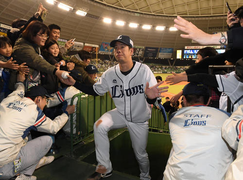 今季初勝利を挙げファンとタッチを交わす西武多和田（撮影・たえ見朱実）