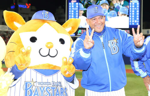 広島を下し、笑顔を見せるDeNAラミレス監督（撮影・河野匠）