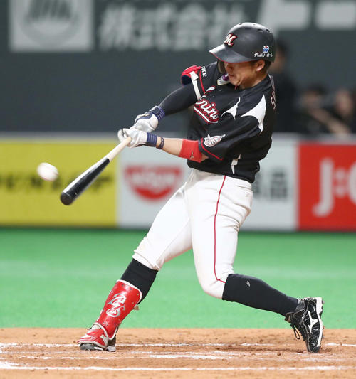 8回表ロッテ2死、右越え二塁打を放つ鈴木（撮影・黒川智章）
