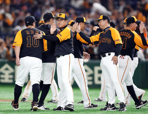 巨人対ヤクルト　試合後、阿部（左）ら選手をねぎらう原監督（中央）（撮影・狩俣裕三）