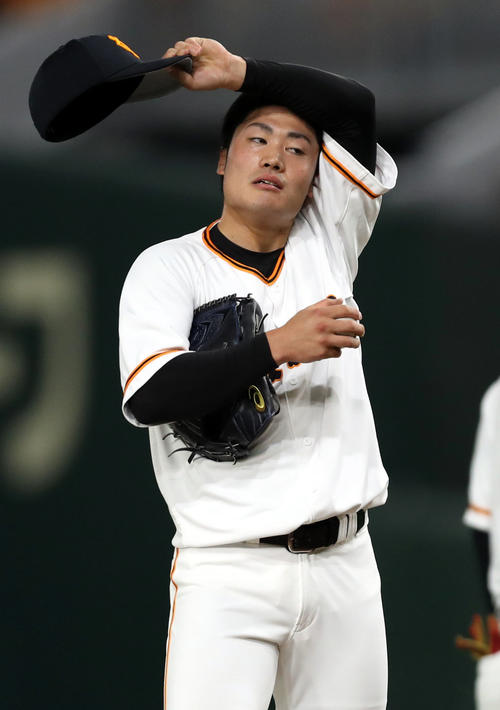巨人対ヤクルト　8回表、失点しマウンドで汗をぬぐう坂本工（撮影・狩俣裕三）