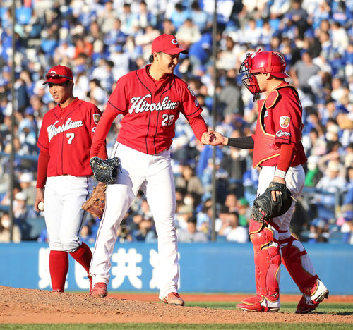 DeNA対広島　完投勝利を収め、笑顔で会沢（右）と握手する床田（中央）。左は堂林（撮影・河野匠）
