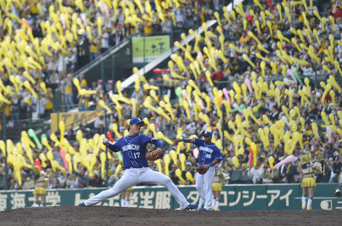 ジェット風船を背に投球練習をする柳裕也（撮影・上田博志）