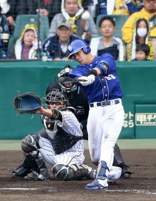 阪神対中日　8回表中日2死満塁、堂上直倫は左越え満塁本塁打を放つ（撮影・上山淳一）