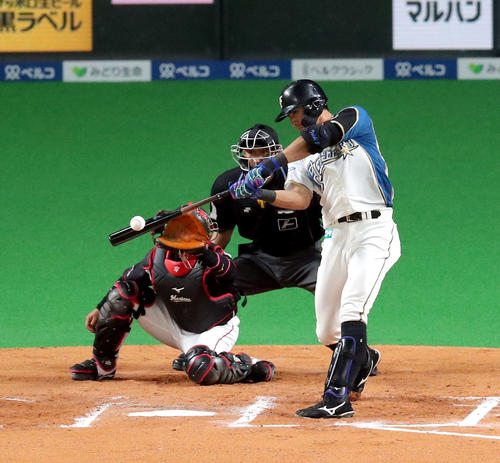 日本ハム対ロッテ　6回裏日本ハム1死一塁、大田はフェンス直撃の適時二塁打を放つ（撮影・佐藤翔太）　　