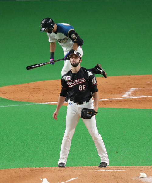 日本ハム対ロッテ　3回裏日本ハム2死一、三塁、大田（左奥）に中前適時打を打たれるロッテ・ボルシンガー（撮影・佐藤翔太）　　
