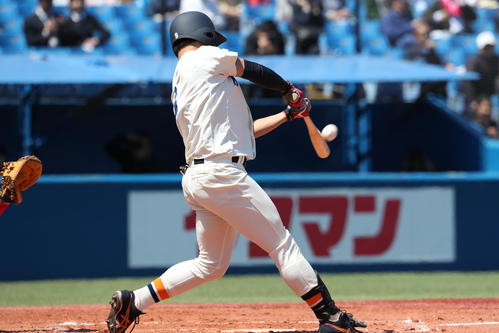 東大対法大　1回裏、先制犠飛を放つ法大・毛利