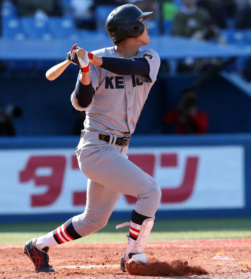 慶大対立大　4回表慶大1死一、三塁、勝ち越しの中前適時打を放つ瀬戸西（撮影者・大野祥一）