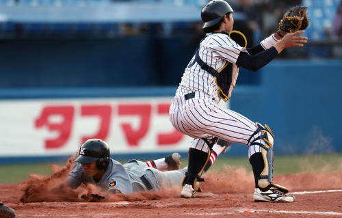 慶大対立大　9回表慶大1死一、三塁、田中凌の中犠飛で生還する渡部遼（左）。捕手は藤野（撮影者・大野祥一）