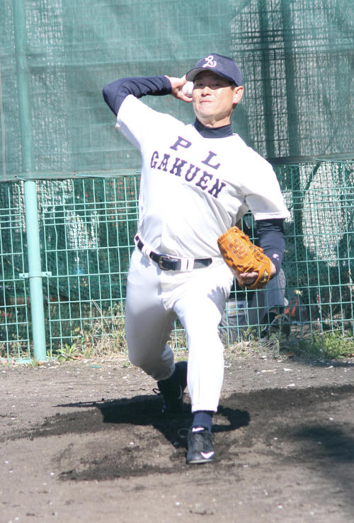 試合前に投球練習する桑田氏（撮影・柏原誠）