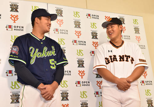 「オープンハウス東京シリーズ2019」の会見で笑顔を見せる巨人岡本（右）とヤクルト村上（撮影・鈴木みどり）