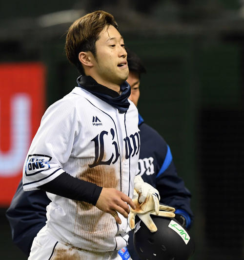 12日のオリックス戦7回裏、右手小指を脱臼し治療へ向かう西武外崎