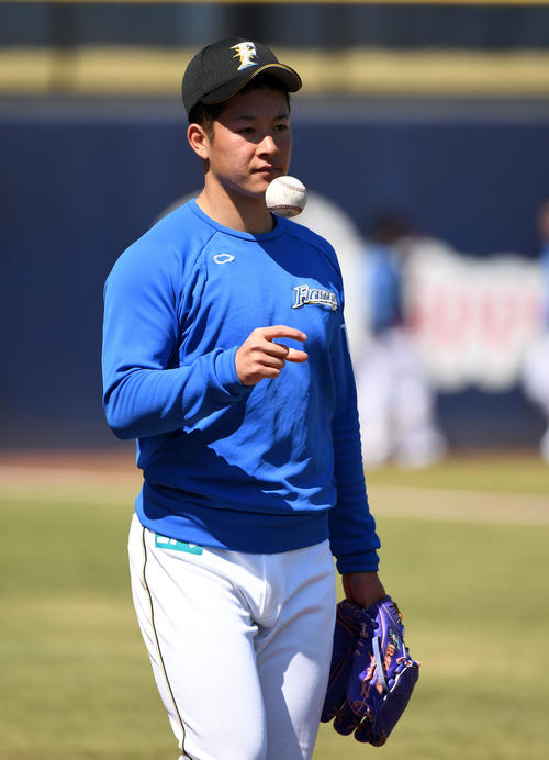 イースタンリーグ　日本ハム対ロッテ　試合前、練習を終え引き揚げる日本ハム吉田（撮影・横山健太）