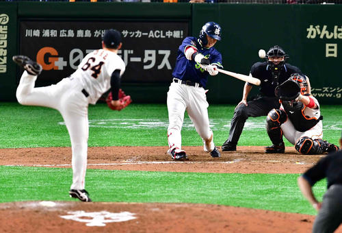 巨人対ヤクルト　9回表ヤクルト2死一塁、村上は巨人5番手で登板した大江（左）から中適時二塁打を放つ（撮影・小沢裕）