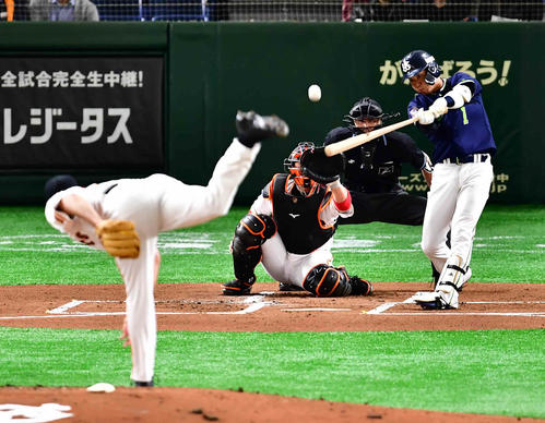 巨人対ヤクルト　1回表ヤクルト1死三塁、山田哲は巨人先発のヤングマン（左）から中越えに先制2点本塁打を放つ（撮影・小沢裕）