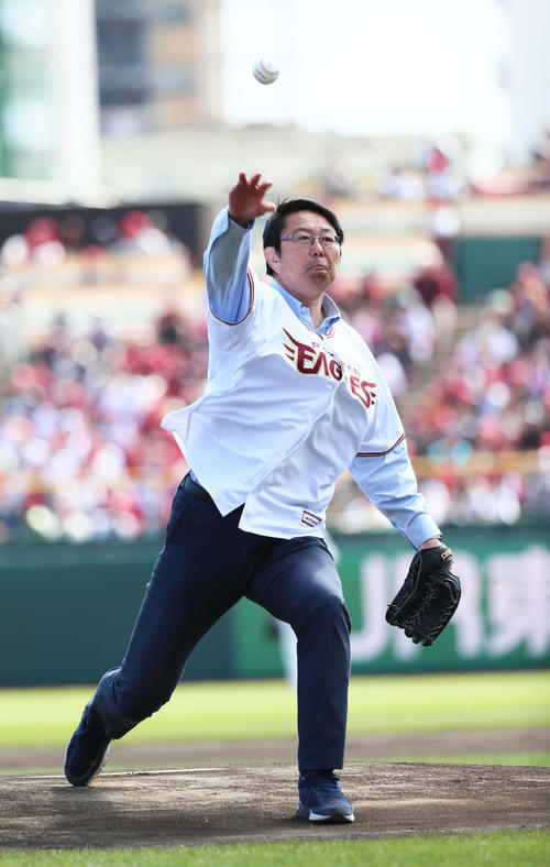 楽天対ソフトバンク　始球式を務めたラグビーワールドカップ2019アンバサダーの桜庭氏（撮影・足立雅史）