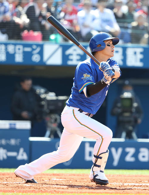DeNA対広島　1回裏DeNA無死、右越え本塁打を放つ神里（撮影・河野匠）