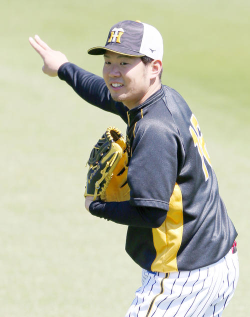 リラックスした表情で練習する西勇輝（撮影・上山淳一）