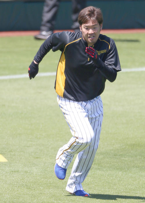 ダッシュで汗を流す西勇輝（撮影・上山淳一）