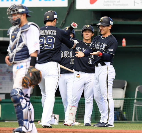 西武対オリックス　3回表オリックス無死一塁、中越えに今季1号の2点本塁打を放った杉本を迎える吉田正（撮影・たえ見朱実）