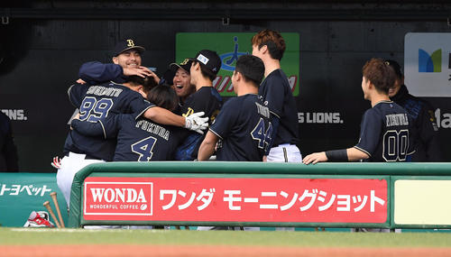 西武対オリックス　3回表オリックス無死一塁、中越えに今季1号の2点本塁打を放った杉本裕太郎は「サイレントトリートメント」で出迎えられる（撮影・たえ見朱実）