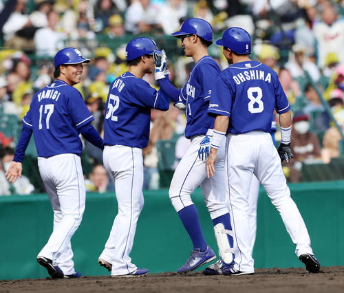 阪神対中日　4回表中日無死満塁、京田（左から3人目）は右翼越え満塁本塁打を放って生還し、柳（左端）、加藤（同2人目）、大島（右端）とタッチする（撮影・加藤哉）