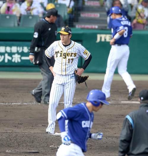 阪神対中日　4回表中日無死満塁、岩貞は京田（手前）に右越え満塁本塁打を浴びる（撮影・上山淳一）