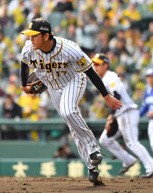 阪神対中日　4回表中日無死一、二塁、柳（中）の打球に追いつかずバント安打を許す岩貞（撮影・上田博志）