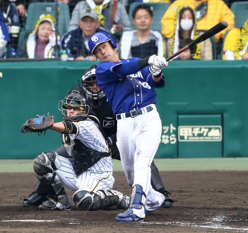 阪神対中日　8回表中日2死満塁、堂上直倫は左越え満塁本塁打を放つ（撮影・上山淳一）
