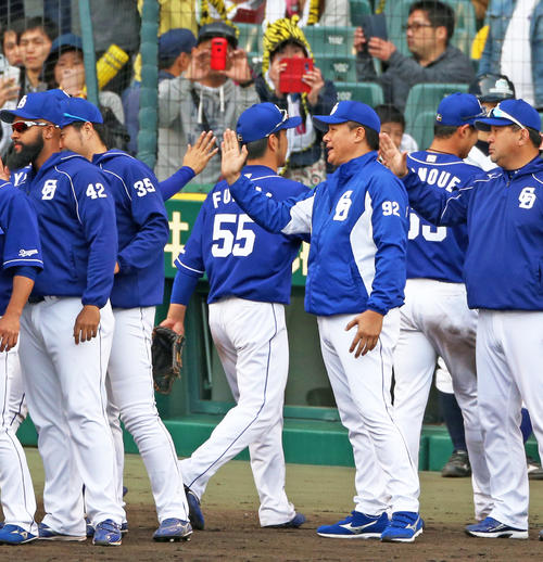阪神に連勝し、笑顔でハイタッチする与田剛監督ら中日ナイン（撮影・上山淳一）