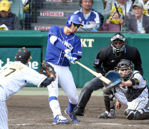 4回表中日無死満塁、京田は右越え満塁本塁打を放つ（撮影・上山淳一）