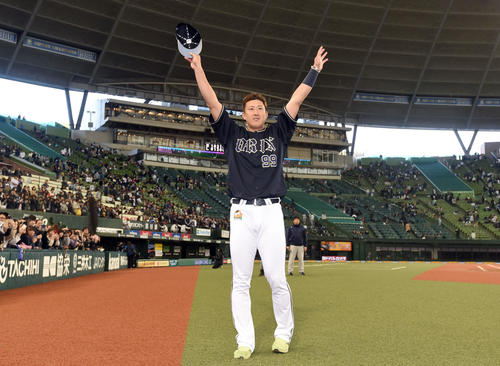 西武対オリックス　2本の本塁打を放ち、ファンの大声援に応えるオリックス杉本（撮影・たえ見朱実）
