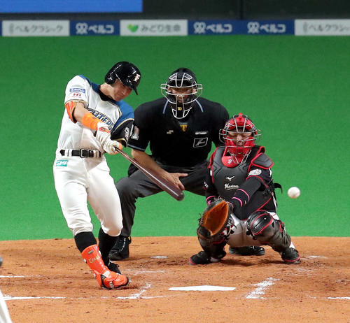日本ハム対ロッテ　3回裏日本ハム無死、杉谷は左前打を放つ（撮影・佐藤翔太）　　