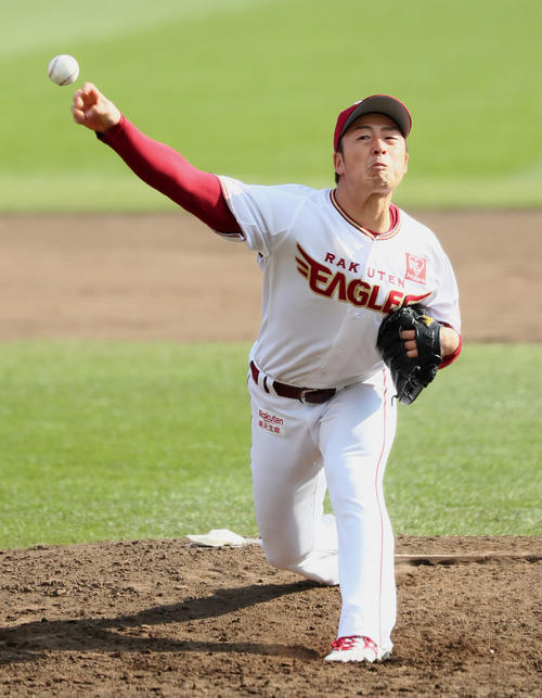 楽天対ソフトバンク　力投する楽天先発の美馬（撮影・足立雅史）