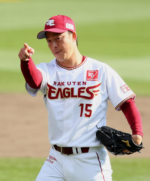 楽天対ソフトバンク　5回表ソフトバンク2死一、二塁、美馬は高田を遊ゴロに仕留め、捕手足立を指さす（撮影・足立雅史）