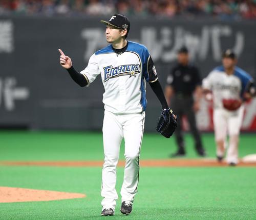日本ハム対ロッテ　6回表、打者を3人で抑えポーズをとる金子（撮影・黒川智章）