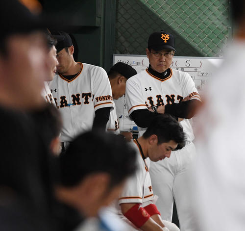 巨人対ヤクルト　ベンチで険しい表情の巨人原監督（右）（撮影・鈴木みどり）