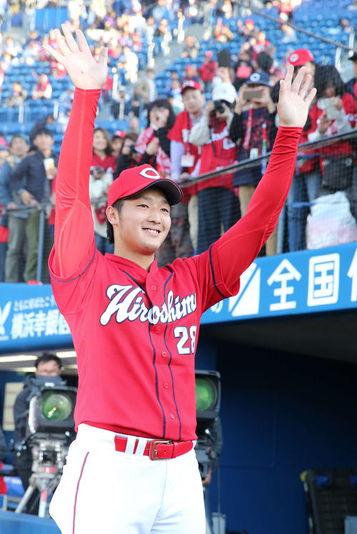 DeNA対広島　完投勝利を収めた床田は笑顔でスタンドに手を振る（撮影・河野匠）