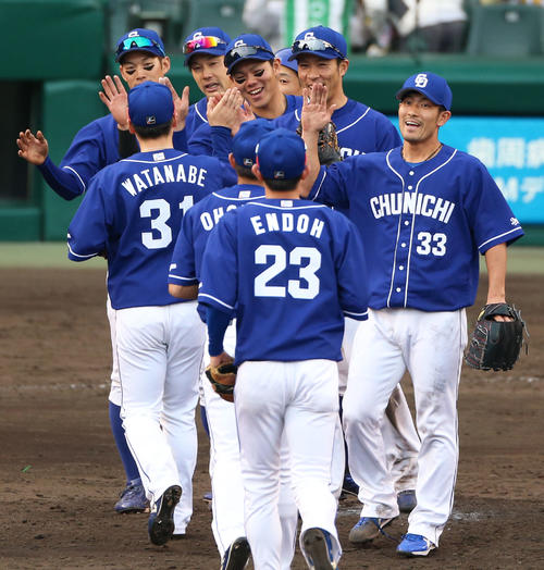 阪神に連勝し、笑顔でハイタッチする中日ナイン（撮影・上山淳一）