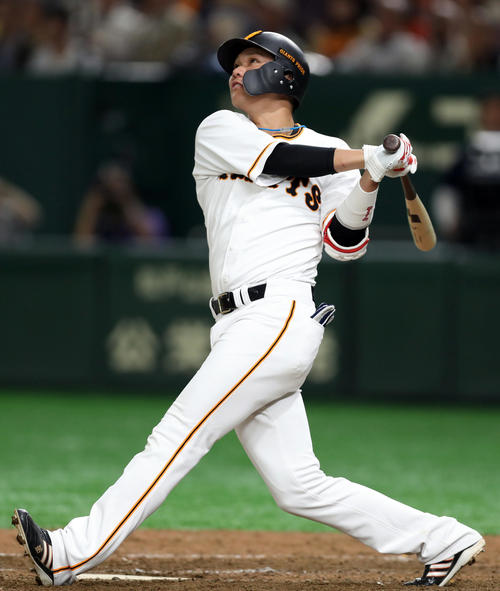 巨人対ヤクルト　5回裏巨人1死、ソロ本塁打を放つ坂本勇（撮影・狩俣裕三）