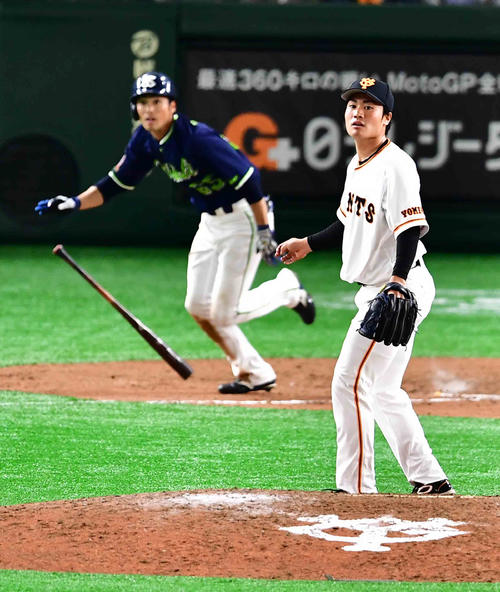 巨人対ヤクルト　8回表ヤクルト2死一塁、巨人5番手で登板した坂本工は田代（左）に右適時三塁打を許す（撮影・小沢裕）