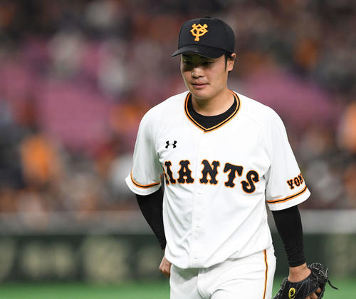 巨人対ヤクルト　8回表に3点を失い、ベンチへ戻る坂本工（撮影・鈴木みどり）