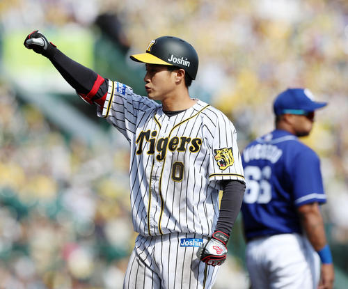 阪神対中日　2回裏阪神2死一、三塁、木浪は中前適時打を放つ（撮影・加藤哉）