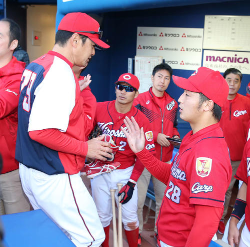 DeNA対広島　完投勝利を収めた床田（右）は緒方監督とタッチを交わす（撮影・河野匠）