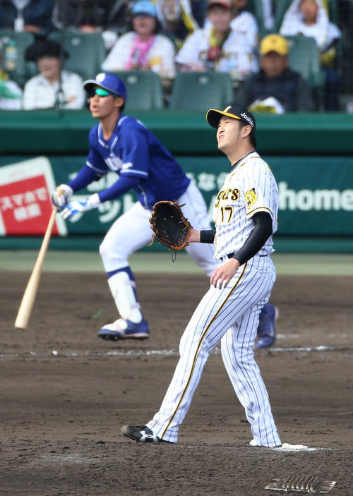 4回表中日無死満塁、岩貞（手前）は京田に右越え満塁本塁打を浴びる（撮影・上山淳一）