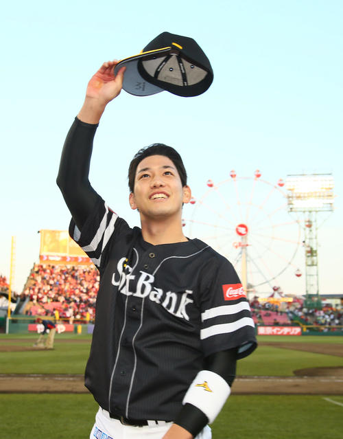 楽天対ソフトバンク　決勝打を放ったソフトバンク栗原はスタンドの声援に応える（撮影・足立雅史）