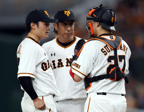 巨人対ヤクルト　8回表、マウンドで宮本コーチ（中央）、炭谷（右）と話をする坂本工（撮影・狩俣裕三）