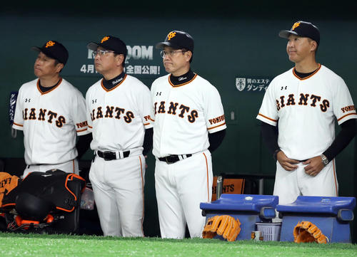 巨人対ヤクルト　9回裏、ぶぜんとした表情の左から、宮本コーチ、吉村コーチ、原監督、後藤コーチ（撮影・狩俣裕三）